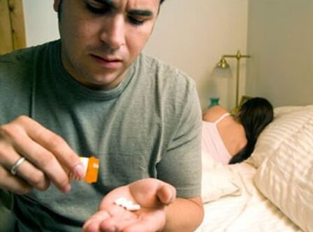 man taking pills for prostatitis