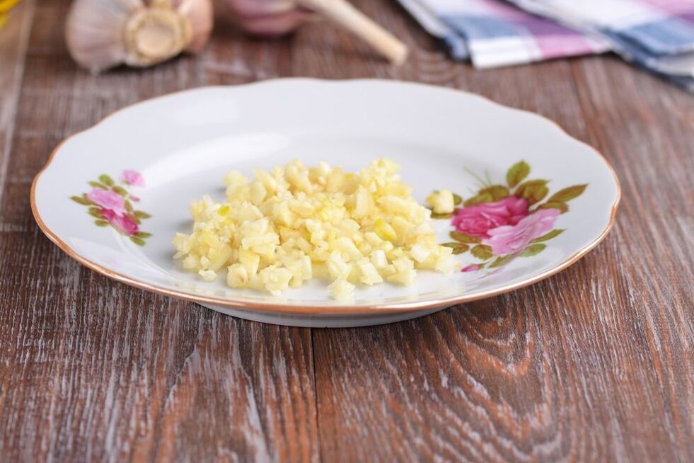 Chopped garlic raw material to prepare a folk remedy for prostatitis. 